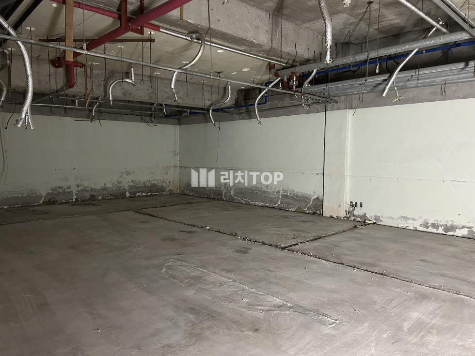 경남 창원시 성산구 사파동 법원 동문 바로맟은편 빌딩 철거 완료된 지하 상가 월세 매물번호 12370 사진 1