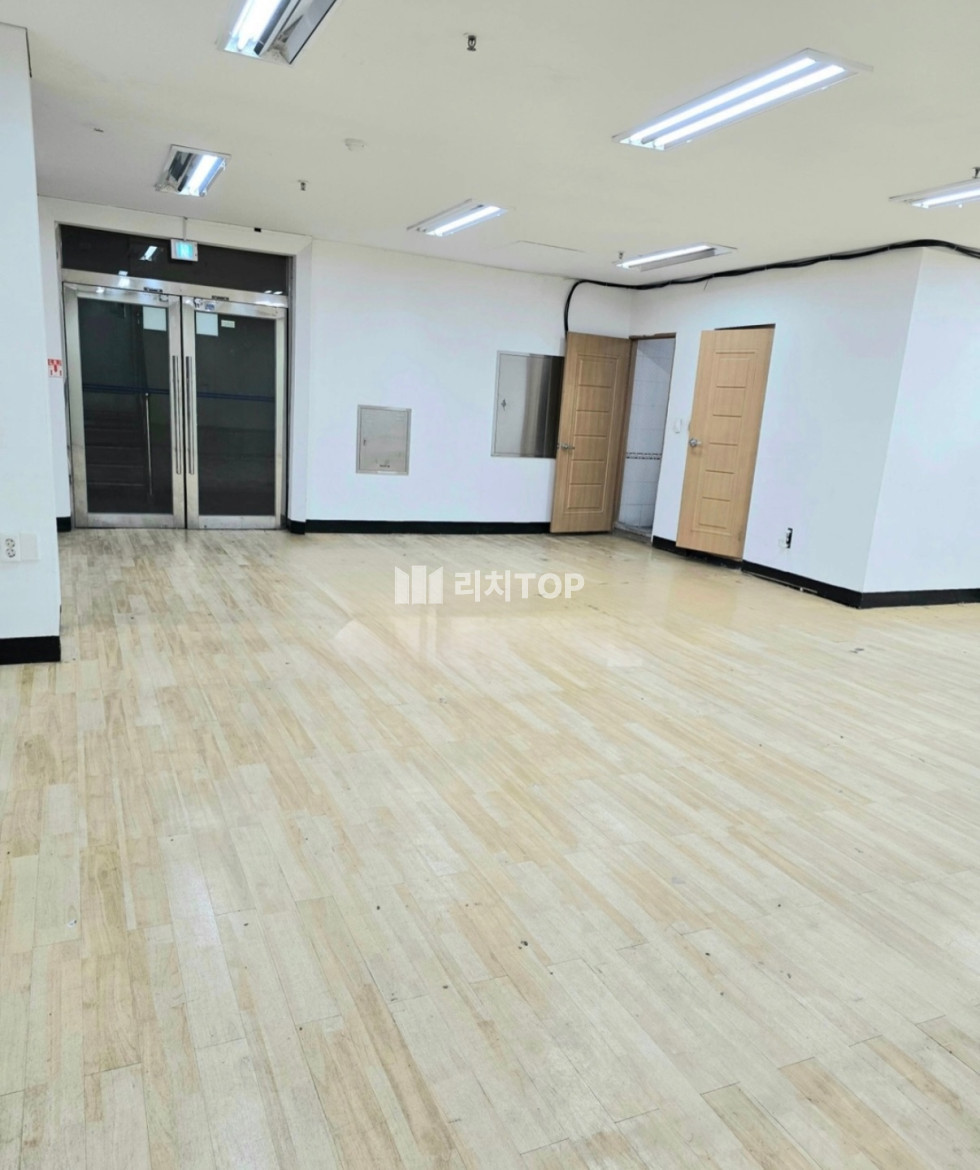 경남 창원시 마산합포구 남성동 \u2714\ufe0f 마산 창동 부림시장 입구 제일 큰 건물 2층 임대 병원,사무실,체육시설등 추천 월세 매물번호 12786 사진 1