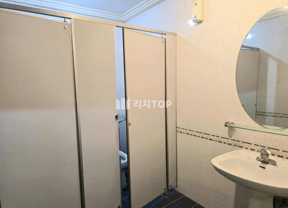 경남 창원시 마산합포구 남성동 \u2714\ufe0f 마산 창동 부림시장 입구 제일 큰 건물 2층 임대 병원,사무실,체육시설등 추천 월세 매물번호 12786 사진 5