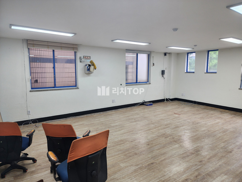 경남 창원시 성산구 사파동 법원 정문 바로 앞에 위치, 횡단보도 앞이라 노출과 접근성이 좋음 월세 매물번호 12876 사진 2