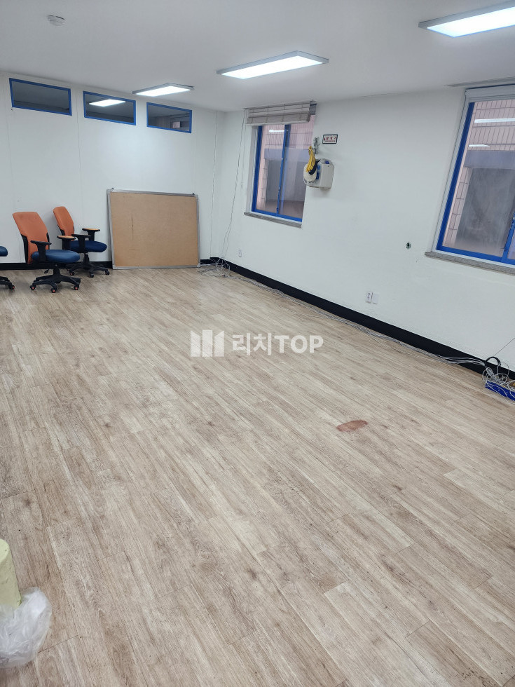 경남 창원시 성산구 사파동 법원 정문 바로 앞에 위치, 횡단보도 앞이라 노출과 접근성이 좋음 월세 매물번호 12876 사진 3