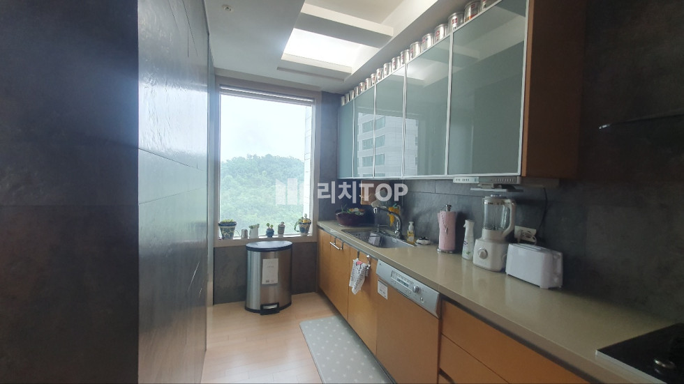경남 창원시 성산구 대원동 ✔️시티세븐 자이 57평형 ✔️104동 중층 ✔️실입주 가능/ 이사일 조정 가능​ ✔️최고급 식탁 및 장식장/소품등 양도가능 (매매가 포함) ✔️깔끔한 인테리어/새집같은 관리상태 ✔️쓰임새 있는 방구조 매매 매물번호 13035 사진 3