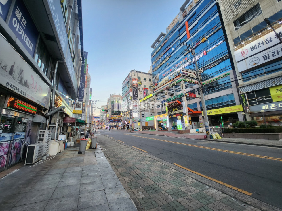 경남 창원시 성산구 상남동 \u2714\ufe0f상남동 1층 상가임대 \u2714\ufe0f무권리 \u2714\ufe0f실58평 \u2714\ufe0f도로전면 코너각지 상가 (자동 광고홍보효과 최고!) \u2714\ufe0f천장&바닥,냉난방 기본시설 되어있음 \u2714\ufe0f전면 유리시공 (개방감&가시성) 월세 매물번호 13038 사진 1