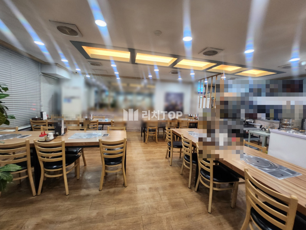 경남 창원시 성산구 신월동 \u2714\ufe0f신월동 관공서 밀집구역 최중심 1층 \u2714\ufe0f도로전면(광고노출효과) \u2714\ufe0f실 약64평 \u2714\ufe0f현 일반음식점 \u2714\ufe0f저렴한 권리금 \u2714\ufe0f인테리어& 시설상태 최상 ​ 월세 매물번호 13066 사진 1