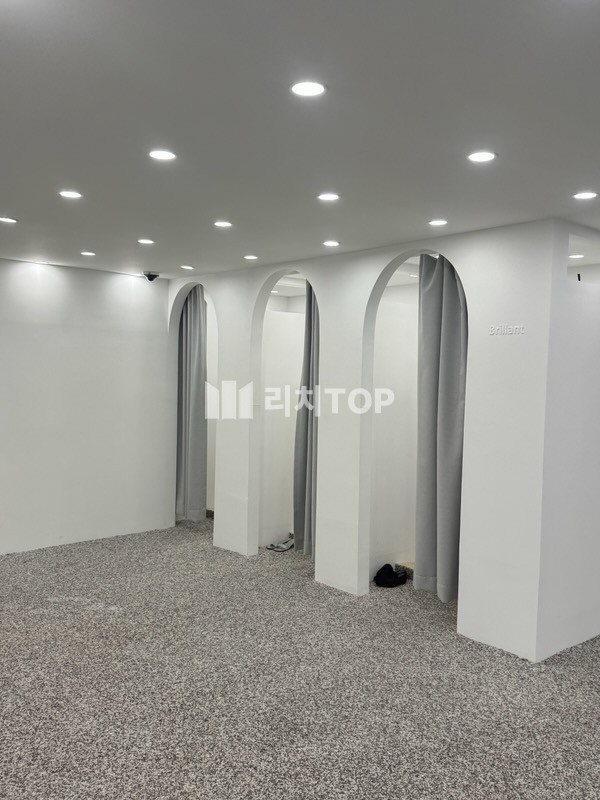 경남 창원시 성산구 용호동 \u2714\ufe0f 용호동 가로수길 지하1층 인테리어 이쁜옷가게 임대 유동인구 아주 많은 자리 전세 매물번호 13099 사진 5