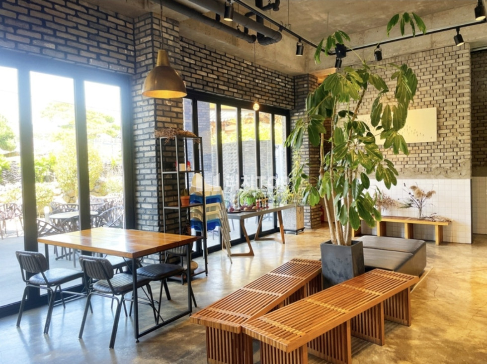 경남 창원시 마산합포구 덕동동 \u2714\ufe0f마산 가포 대형카페 매매 \u2714\ufe0f바다유원지 인근, 위치 굿! \u2714\ufe0f매출 최다 카페(문의주세요) \u2714\ufe0f대지195평 / 카페 실98평+야외테라스 \u2714\ufe0fSNS유명카페 \u25b6 단골고객 확보 \u2714\ufe0f인테리어 및 모든집기 양도 가능 \u2714\ufe0f총2개층 건물로, 2층은 거주 및 장사 가능 ​ 매매 매물번호 13106 사진 1