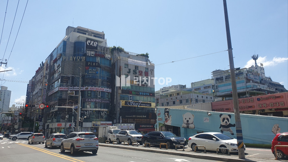 경남 창원시 성산구 상남동 \u2714\ufe0f상남동 1층 / 실49평 \u2714\ufe0f유동인구 많은 깔끔한 상가 \u2714\ufe0f대형병원/학원/유명맛집 인프라 \u2714\ufe0f전면넓은 상가 \u2714\ufe0f상남동 1층 \u25b6 수익률 4% ​ 매매 매물번호 13108 사진 1