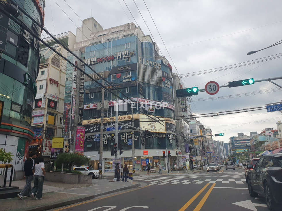 경남 창원시 성산구 상남동 \u2705\ufe0f상남동 대형평수 상가매매\u2705\ufe0f실90평\u2705\ufe0f학원/사무실 추천\u2705\ufe0f현재공실\u2705\ufe0f주변 인프라 최상 매매 매물번호 13139 사진 1