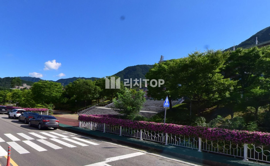 경남 창원시 성산구 사파동 65-8 \u2705\ufe0f사파동 주택 매매/ 대지81평, 건평 37평/ 1층 세주고 2층 거주가능/ 조용하고 예쁜집/ 숲전망/ 예쁜거리 매매 매물번호 13367 사진 1