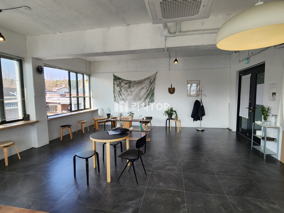 경남 창원시 성산구 용호동 \u2714\ufe0f 용호동 3층 상가 임대 세로수길 라인 3층이라 조용하고 계절별 뷰가 좋음 월세 매물번호 13647 사진 1