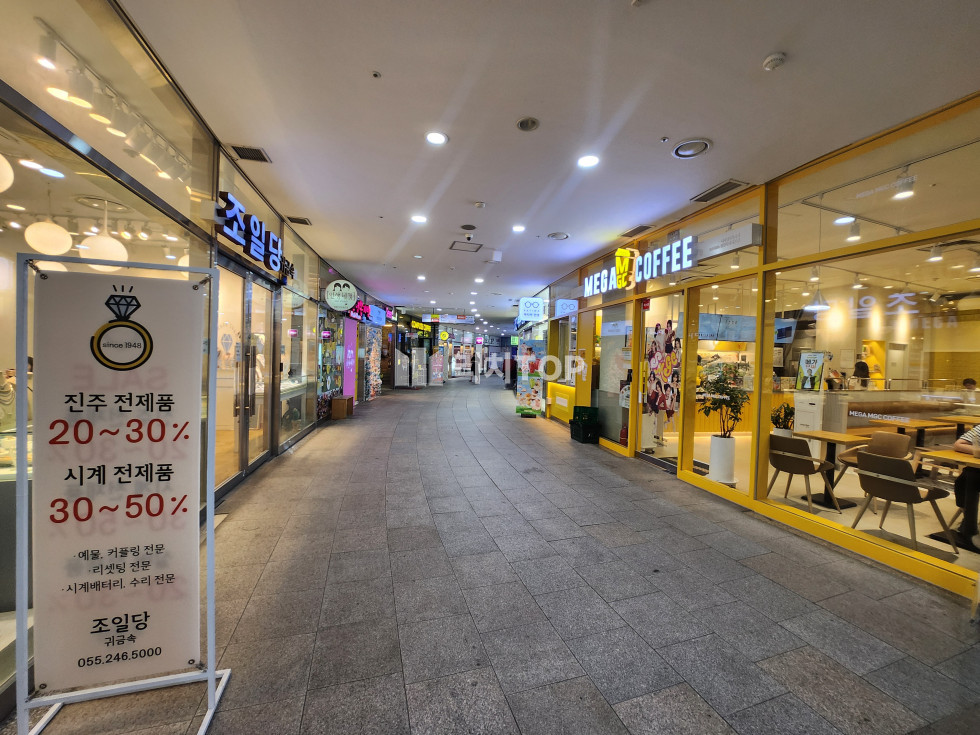 경남 창원시 성산구 대원동 \u2714\ufe0f시티세븐몰 상가임대/실31평/ 식당시설 인테리어 완비/ 입지최상/ 현재 시티세븐몰 식당입지굿/ 홀+배달수요 인프라 훌륭/ 사무실.주변대단지 주거인구 등/ 월세 매물번호 13705 사진 1