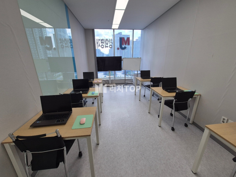 경남 창원시 마산회원구 양덕동 양덕메트로 시티 바로 앞 학원 매물 추천드립니다! 마산 유동인구 최다 위치 매물입니다. 월세 매물번호 13914 사진 2