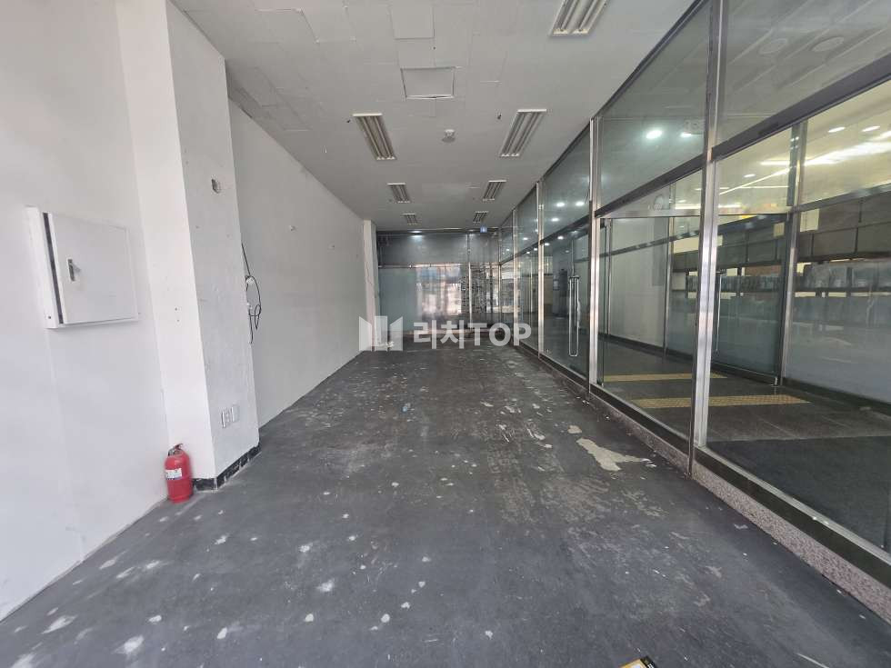 인천 서해구 청라동 162-7 (청라프라자) 청라 1동 전용13 | 메인 도로 접한 청라프라자 1층 | 무권리 공실 월세 매물번호 10481 사진 2