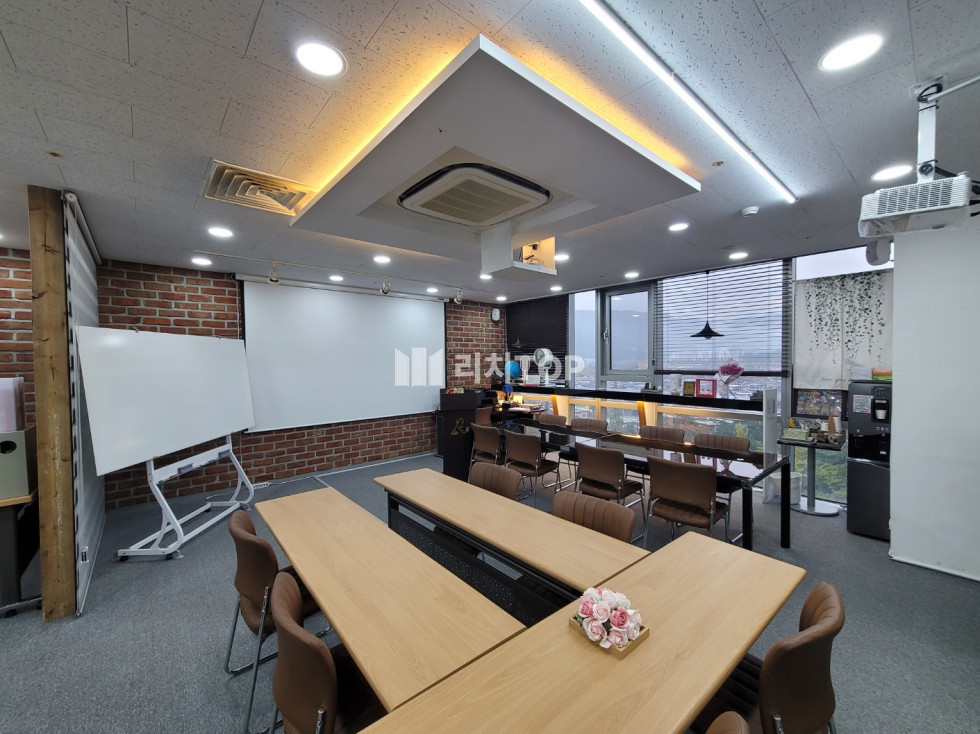 경남 창원시 성산구 대원동 \ud83d\udc4d시티세븐몰 트레이드센터 8층 사무실, 무료 주차, 40평대 귀한 사무실 ,룸4개, 회의장, 탕비실 구비 ,12월 1일 이후 입주 가능 월세 매물번호 10953 사진 2