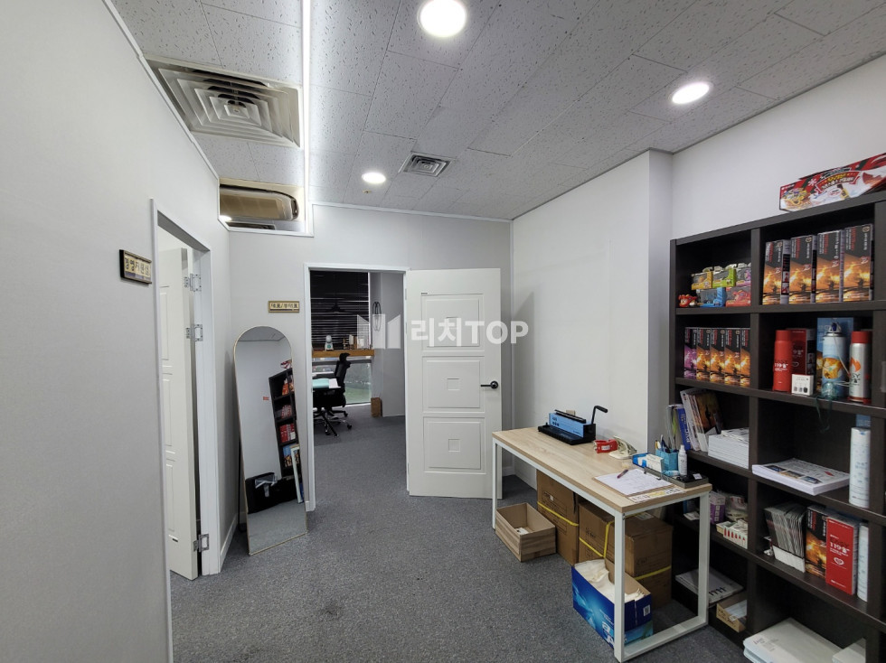 경남 창원시 성산구 대원동 \ud83d\udc4d시티세븐몰 트레이드센터 8층 사무실, 무료 주차, 40평대 귀한 사무실 ,룸4개, 회의장, 탕비실 구비 ,12월 1일 이후 입주 가능 월세 매물번호 10953 사진 4
