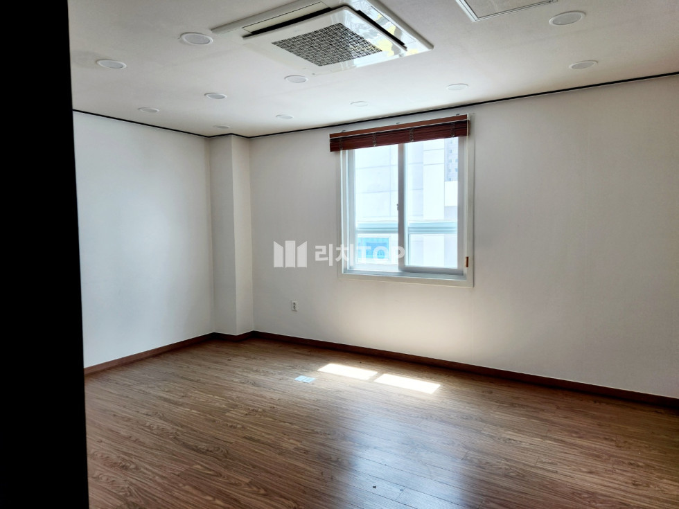 경남 창원시 성산구 사파동 \u2605 사파동 법원 동문 인접 대로변 6층 전체 사무실 임대 인테리어 다된 무권리 매물 월세 매물번호 10982 사진 6