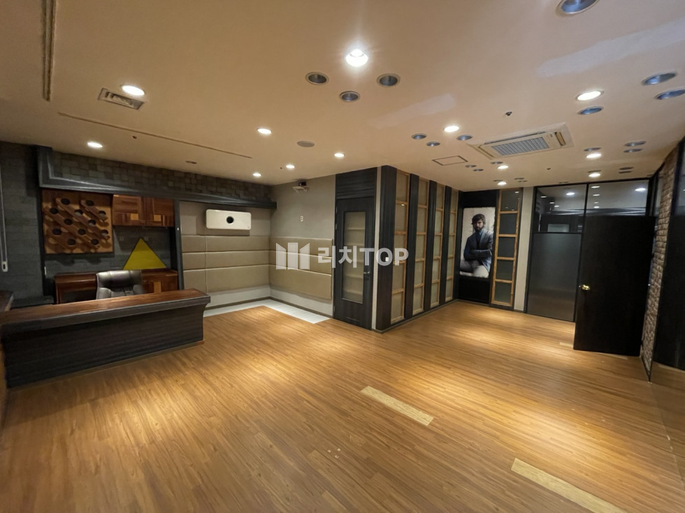 경남 창원시 성산구 중앙동 창원 중앙동 인테리어 되어있는 사무실 임대 - 보1천 월80 무권리 월세 매물번호 11020 사진 3