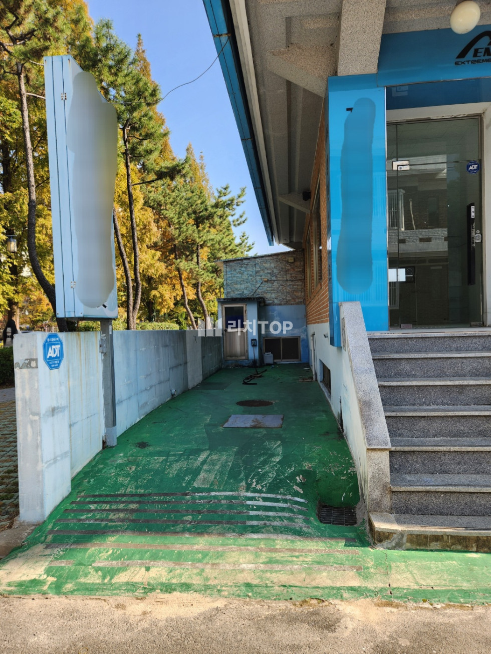 경남 창원시 성산구 중앙동 \u2605 중앙동 더샵 맞은편 대로변 큰창 가진 1층 상가 임대/옆호실과 합해서도 임대가능 (총38py) 월세 매물번호 11160 사진 4
