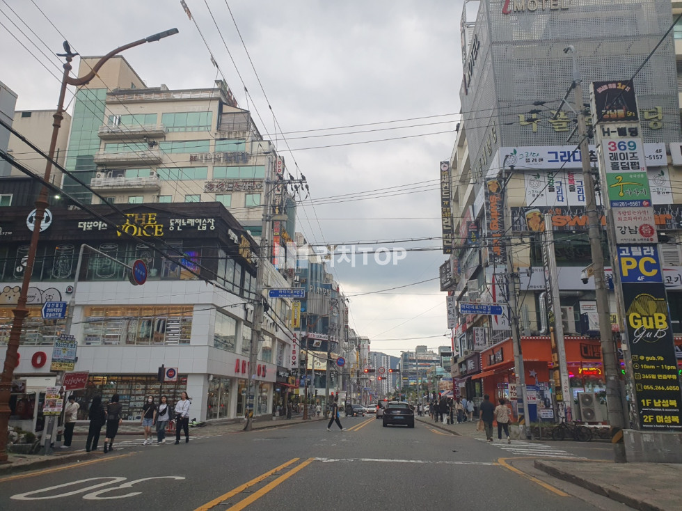 경남 창원시 성산구 상남동 \u2714\ufe0f상남동 1층, 실20평 \u2714\ufe0f대형병원/ 오피스텔/ 관공서 등 영업환경 좋은 인프라 \u2714\ufe0f인테리어 및 시설 상태 최상 \u2714\ufe0f음식점 그대로 양도받아 운영가능 분양 매물번호 11220 사진 1