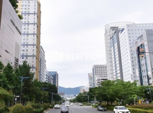 경남 창원시 성산구 상남동 경남 창원 모델하우스 부지 임대 8차선 대로변 코너각지 광고효과 뛰어난 800평대부지 월세 매물번호 11463 사진 1