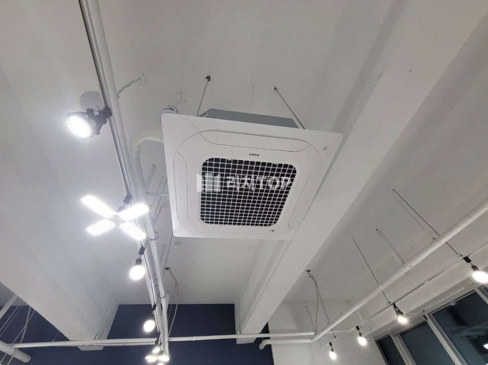 경남 창원시 의창구 사림동 창원 중앙역 상업지역, 사무실 임대 및 매매, 28평형, 창이 많아 깨끗하고 밝은 사무실, 천정 에어컨 옵션 및 사무시설 완비 월세 매물번호 11589 사진 1