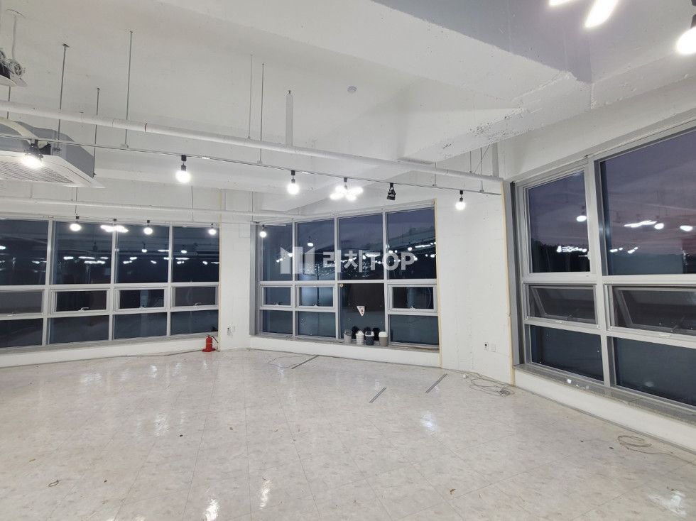 경남 창원시 의창구 사림동 창원 중앙역 상업지역, 사무실 임대 및 매매, 28평형, 창이 많아 깨끗하고 밝은 사무실, 천정 에어컨 옵션 및 사무시설 완비 월세 매물번호 11589 사진 2