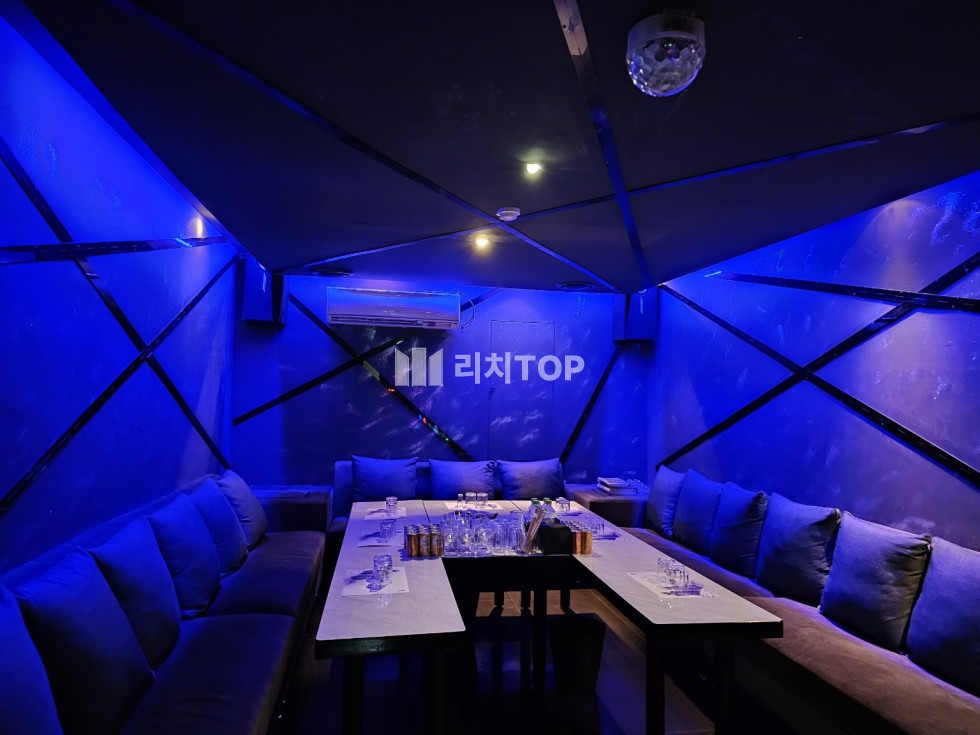 경남 창원시 성산구 상남동 \u2714\ufe0f상남동 노래방 임대(유흥주점) \u2714\ufe0f상남동 먹자골목 위치 \u2714\ufe0f유명 맛집 술집 밀집 구역 (자동유입고객 및 접근성 좋음) \u2714\ufe0f시설&인테리어 최상급 \u2714\ufe0f룸4개, 대기실1개 \u2714\ufe0f실42평 ​ 월세 매물번호 11597 사진 1