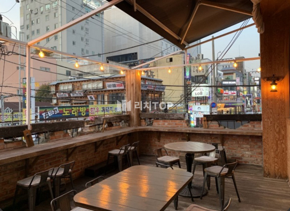 경남 창원시 마산회원구 합성동 1,2층 통건물 전체 사용, 월세 조정 가능, 테라스 있음. 이쁜 매장, 술집 레스토랑 추천 월세 매물번호 11636 사진 1
