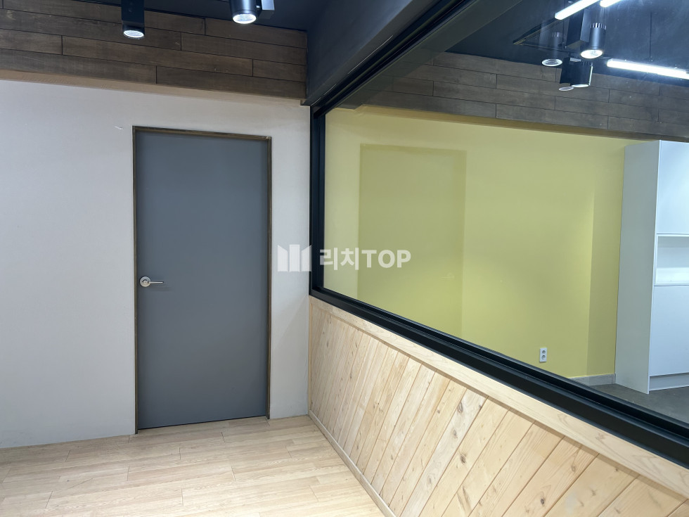 경남 창원시 의창구 명서동 \u2605 상북초 인근 인테리어 이쁜 무권리 상가 \u2605 월세 매물번호 11697 사진 2