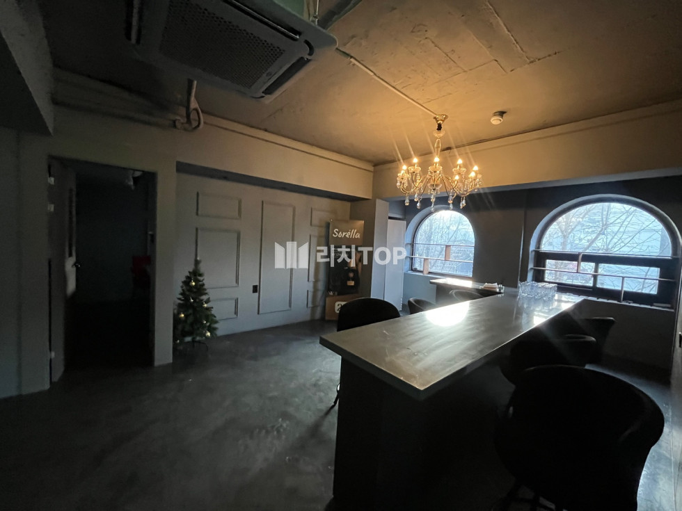 경남 창원시 마산합포구 오동동 인테리어 시설 완료. 그대로 바로 장사 가능. 코너 각지에 위치해 가시성 좋음 월세 매물번호 11771 사진 3