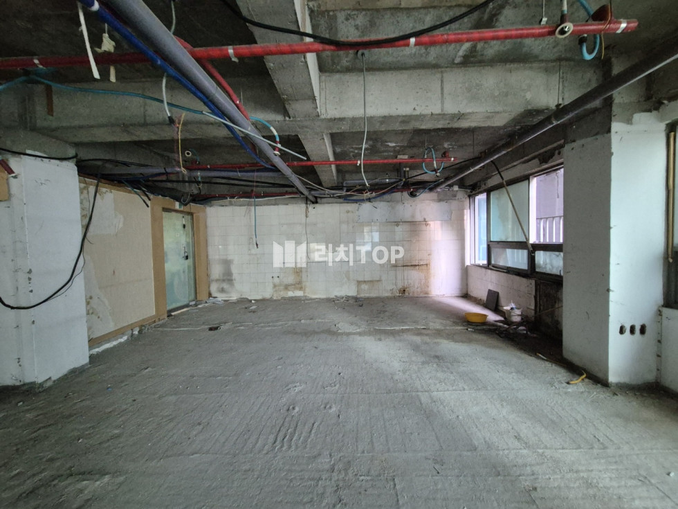 경남 창원시 성산구 상남동 상남동 고인돌,분수광장 인근 5층 저렴한 공실점포, 즉시 입주 가능한 전용 44PY 상가 임대 월세 매물번호 12106 사진 3