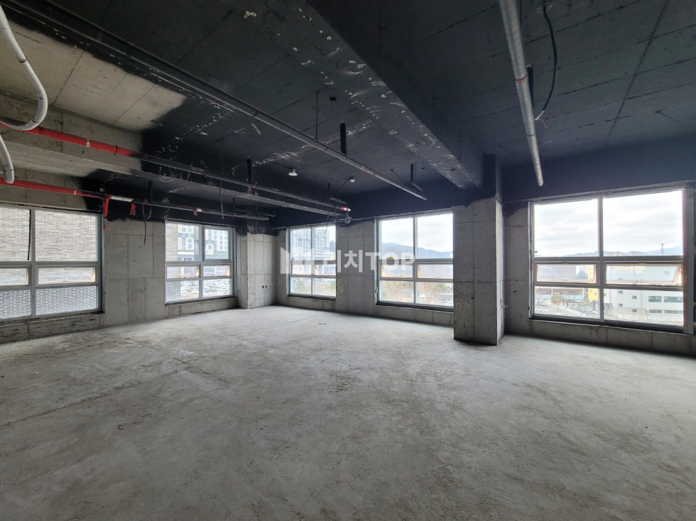 경남 창원시 의창구 사림동 \u2605 중앙역세권 약150평 대형평수 사무실 \u2605 월세 매물번호 12144 사진 2